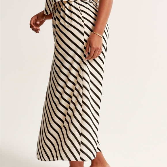 Faux silk maxi skirt - Picture 3 of 6